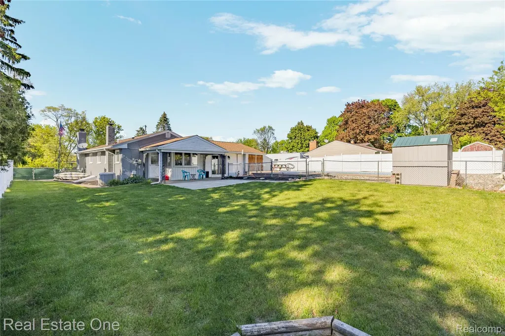 1825 Luneta Commerce Charter Township MI 48382