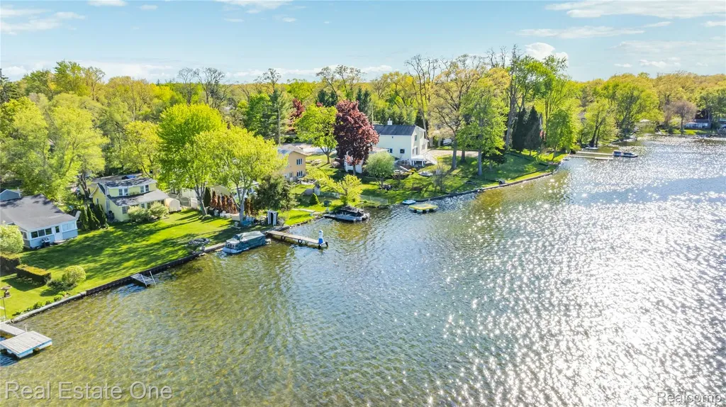 1825 Luneta Commerce Charter Township MI 48382