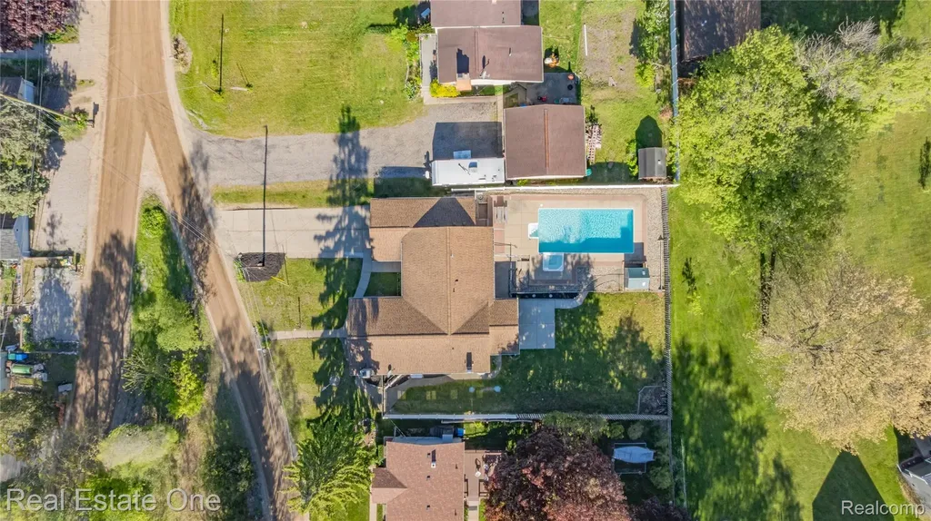 1825 Luneta Commerce Charter Township MI 48382