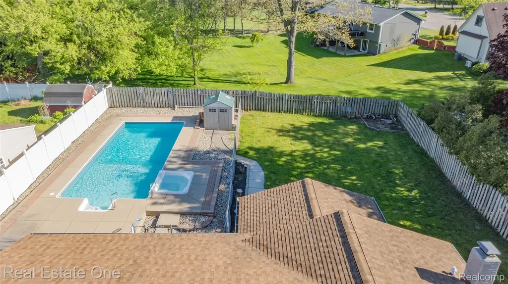 1825 Luneta Commerce Charter Township MI 48382