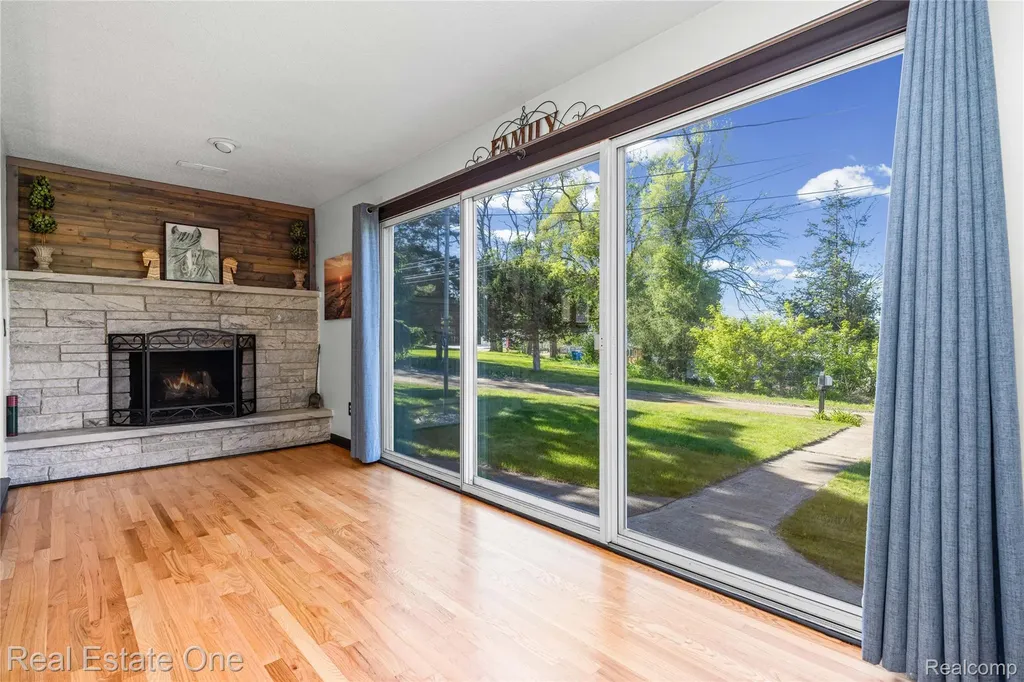 1825 Luneta Commerce Charter Township MI 48382