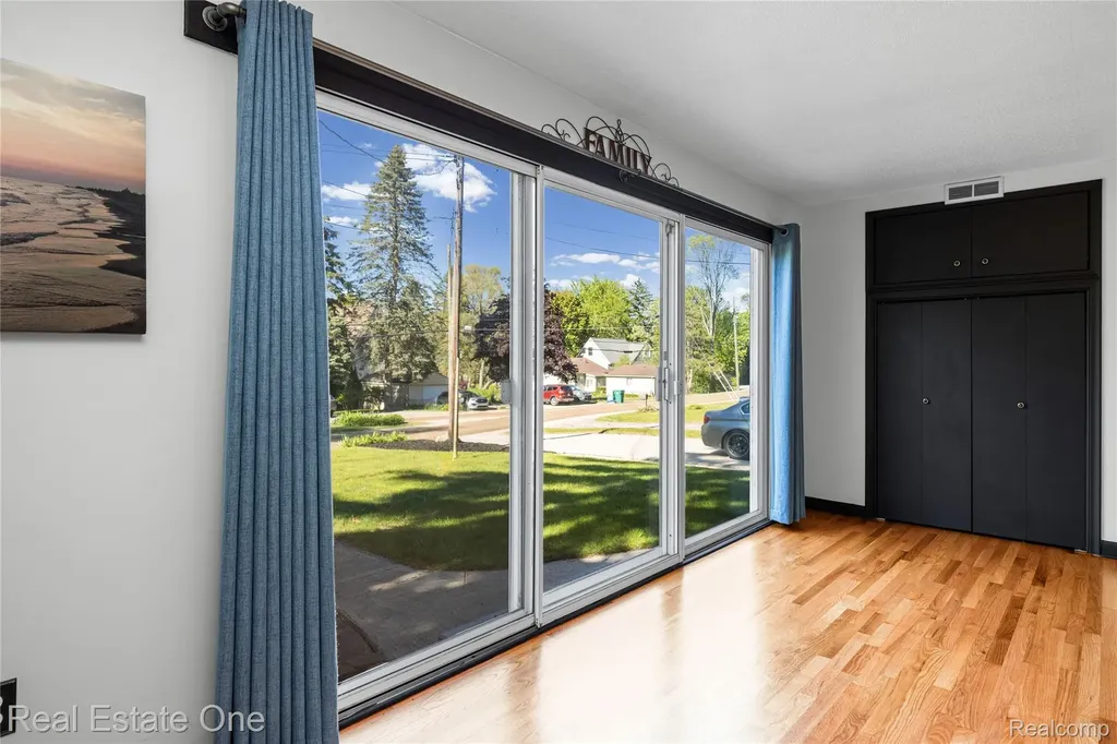 1825 Luneta Commerce Charter Township MI 48382