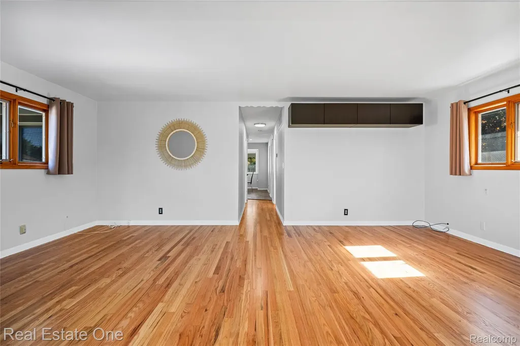 1825 Luneta Commerce Charter Township MI 48382
