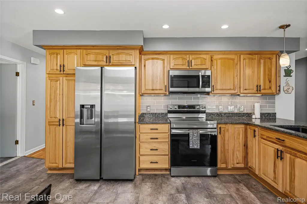 1825 Luneta Commerce Charter Township MI 48382
