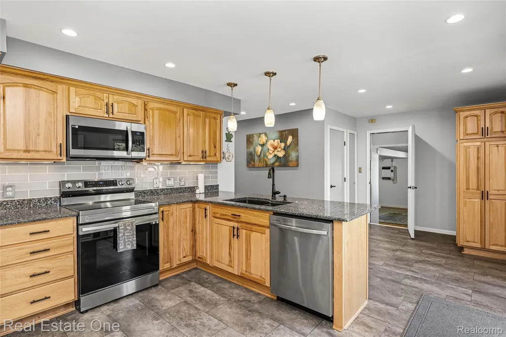 1825 Luneta Commerce Charter Township MI 48382