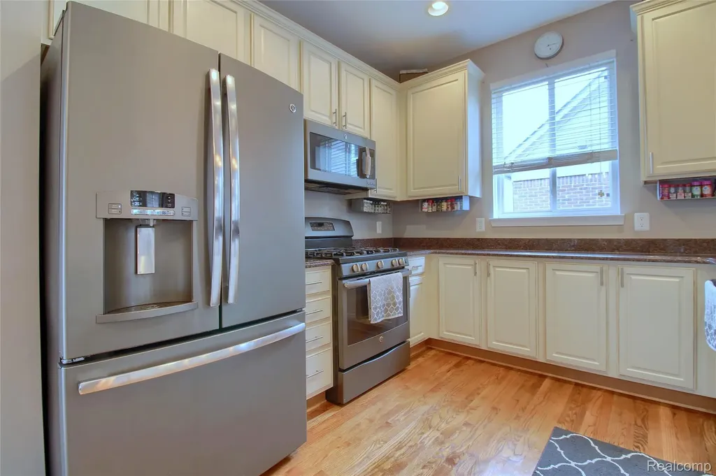 28260 Cottage Lane Lyon Charter Township MI 48165