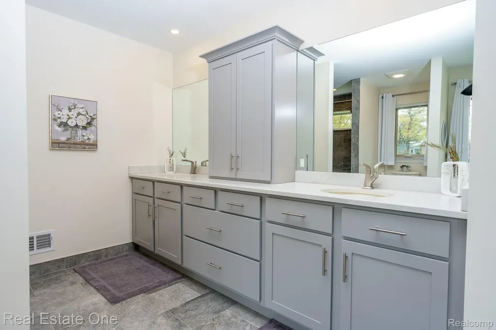 9243 Sherwood Drive Springfield Charter Township MI 48350