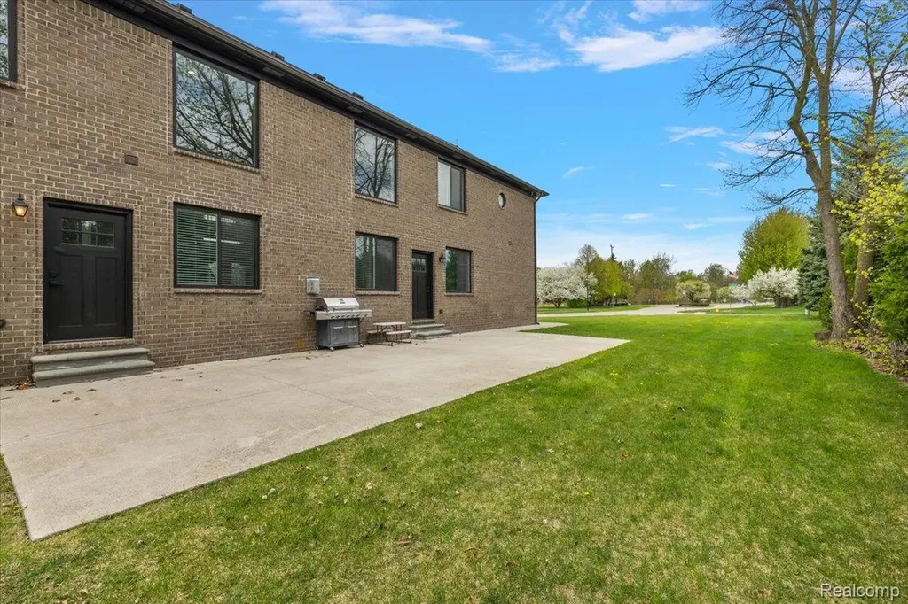 46930 Riverpark E Macomb Township MI 48044