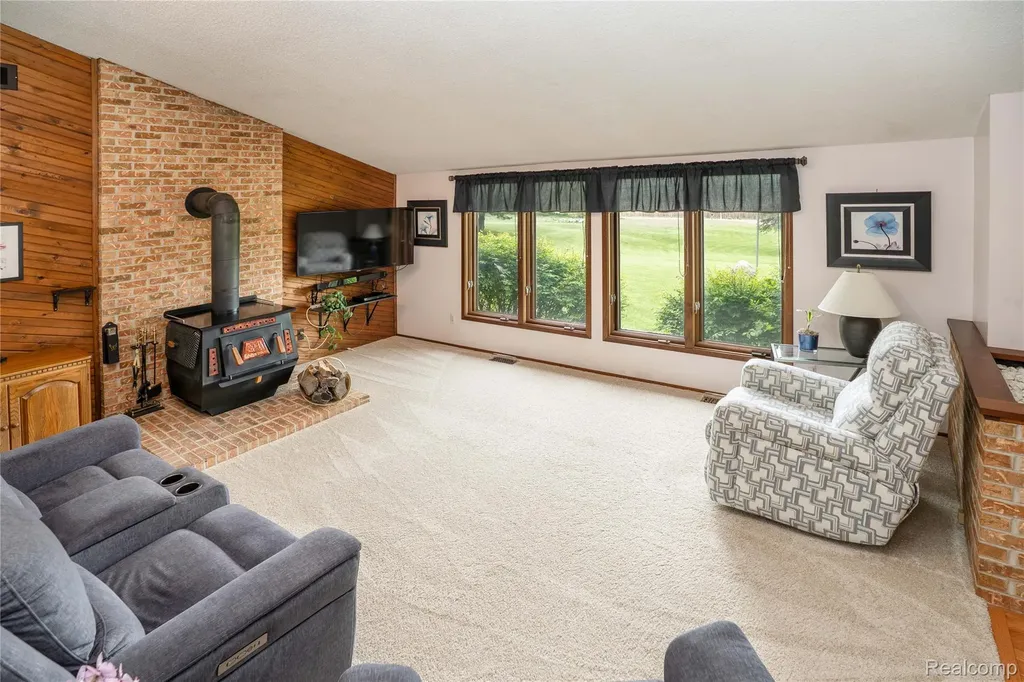 2725 Cooley Lake Road Highland Charter Township MI 48356