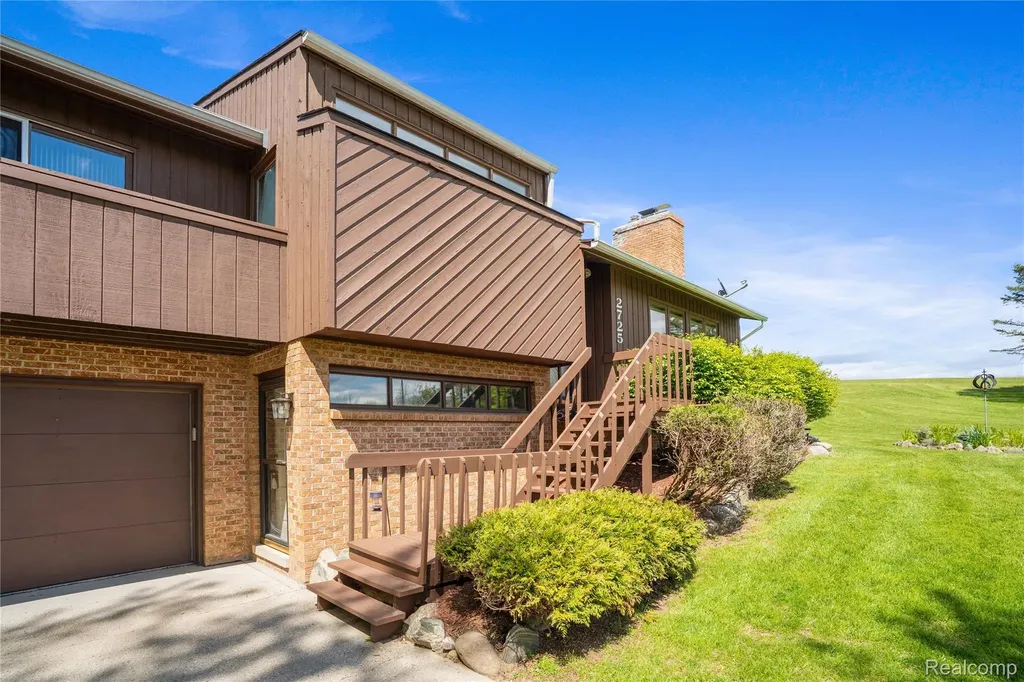 2725 Cooley Lake Road Highland Charter Township MI 48356