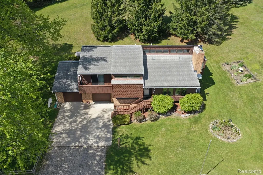 2725 Cooley Lake Road Highland Charter Township MI 48356