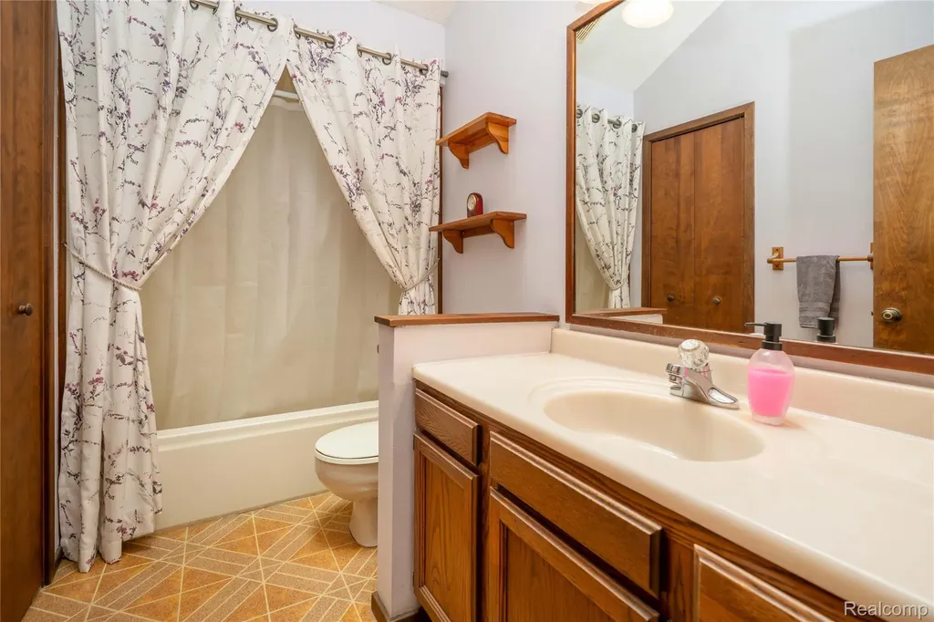 2725 Cooley Lake Road Highland Charter Township MI 48356