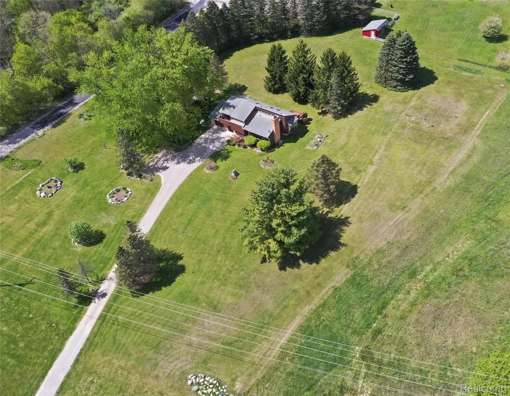 2725 Cooley Lake Road Highland Charter Township MI 48356