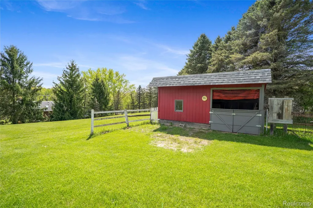 2725 Cooley Lake Road Highland Charter Township MI 48356