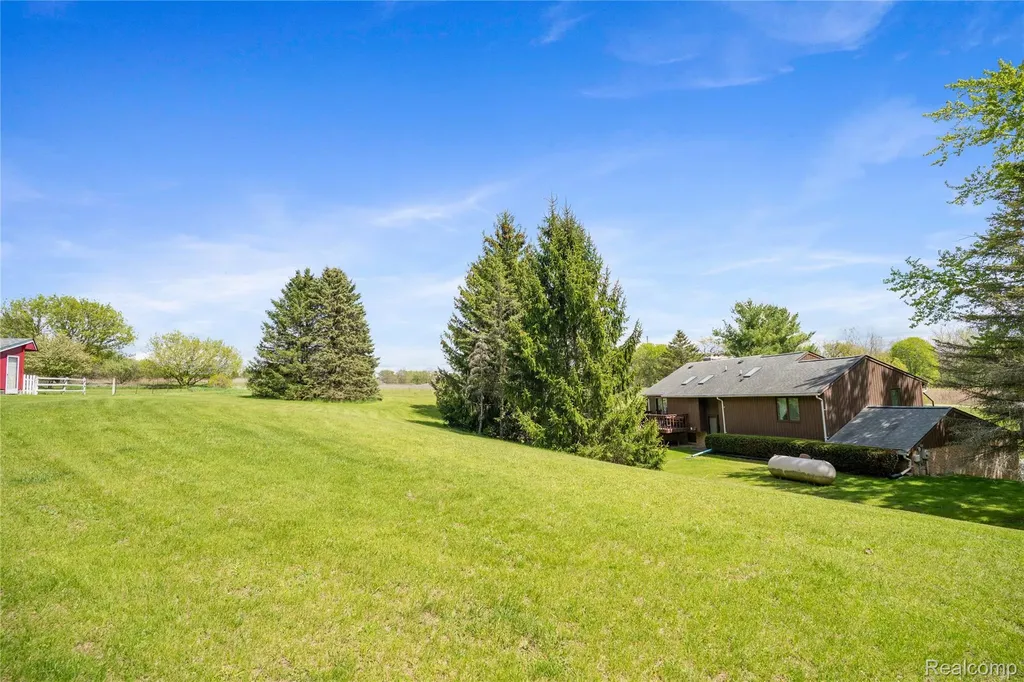 2725 Cooley Lake Road Highland Charter Township MI 48356