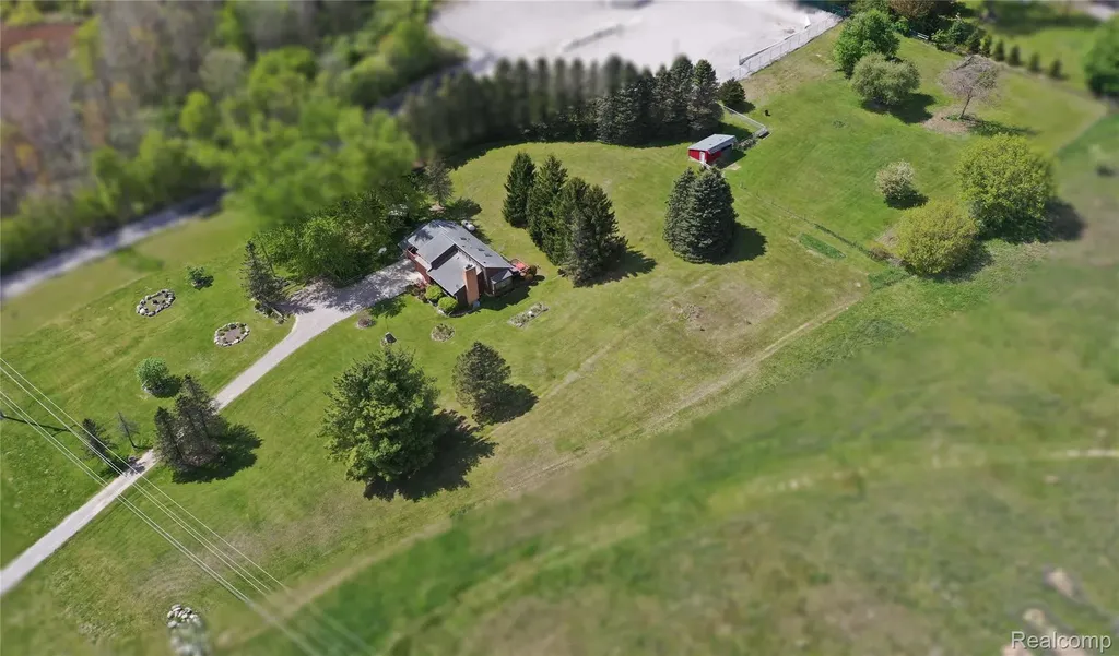 2725 Cooley Lake Road Highland Charter Township MI 48356