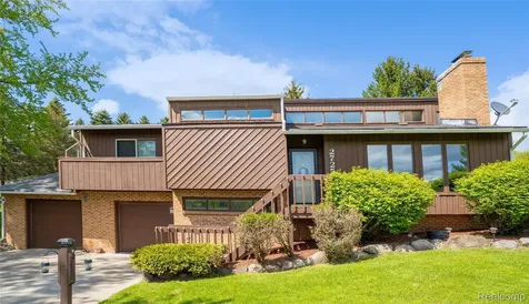 2725 Cooley Lake Road Highland Charter Township MI 48356