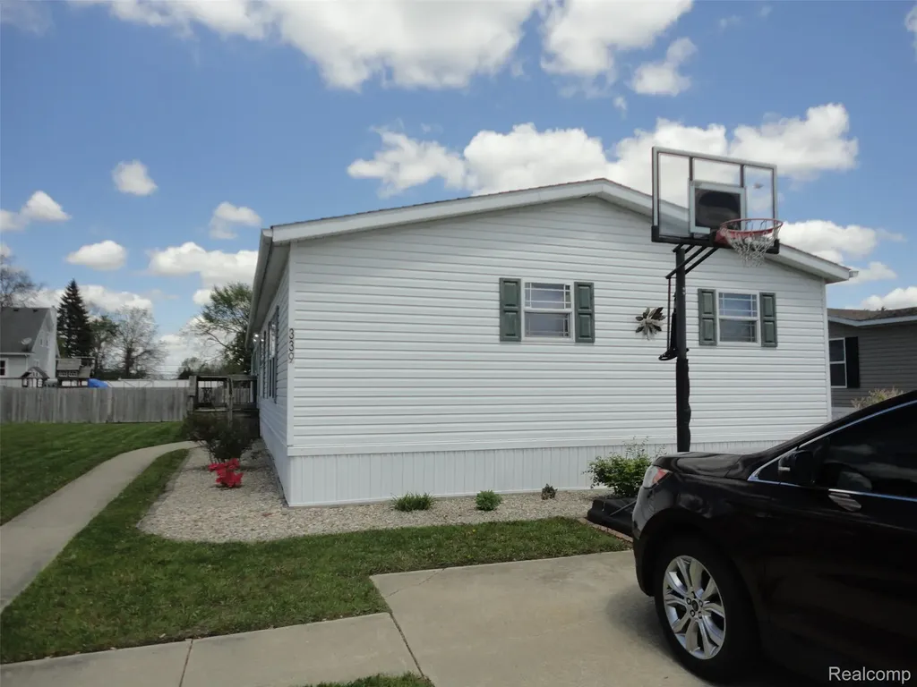 339 Blossom Circle Bedford Township MI 48133
