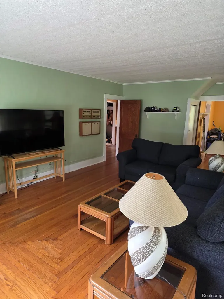 403 East Road Holly Village MI 48442