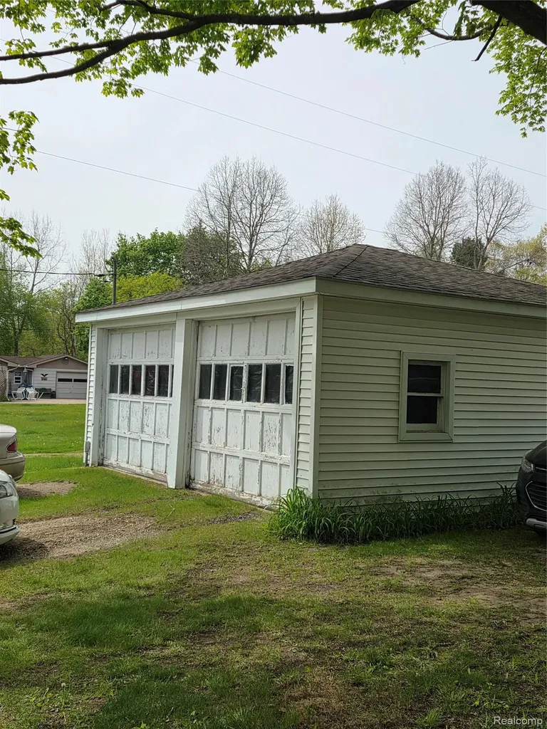 403 East Road Holly Village MI 48442