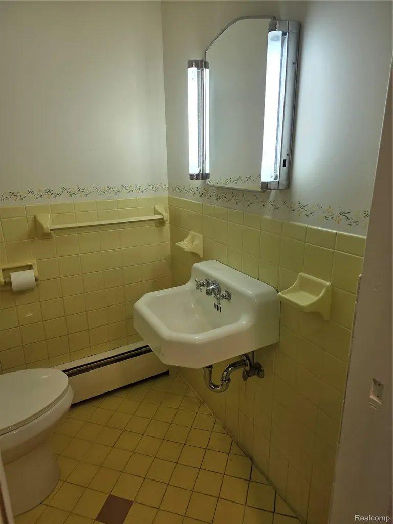 403 East Road Holly Village MI 48442