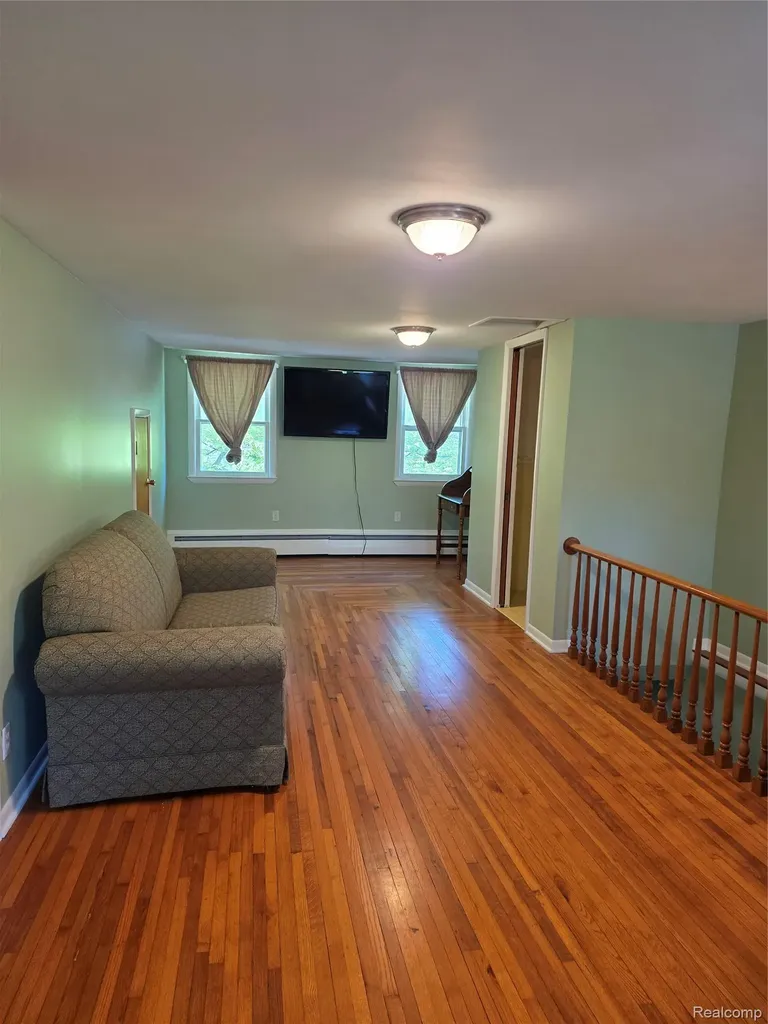 403 East Road Holly Village MI 48442
