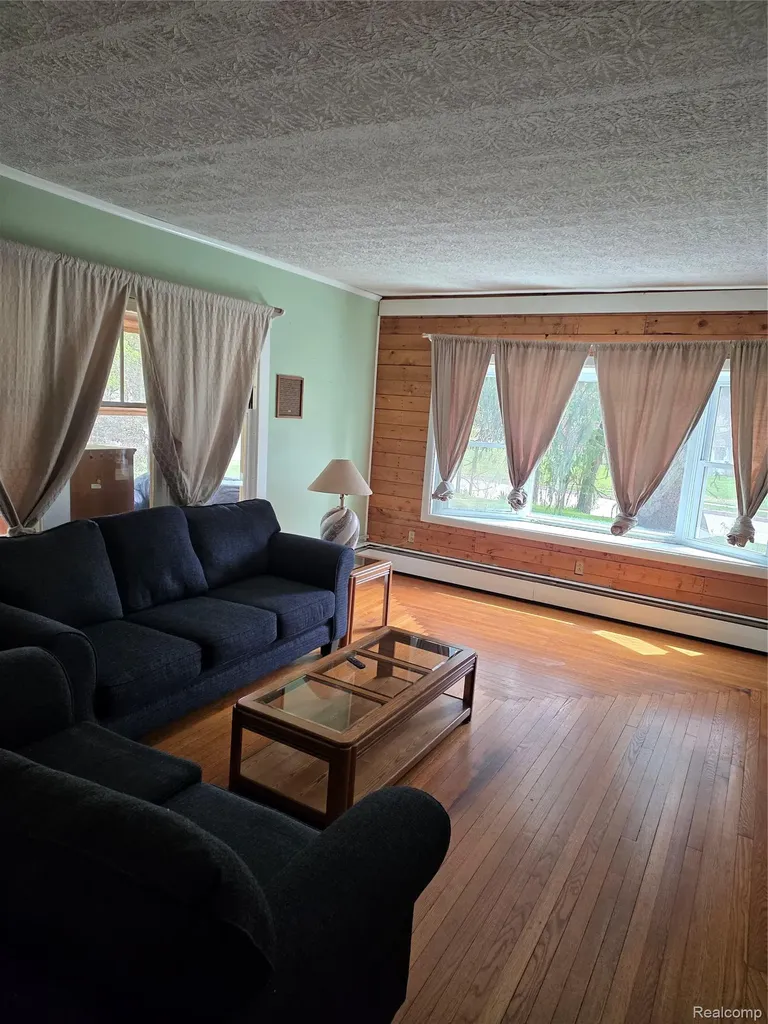 403 East Road Holly Village MI 48442