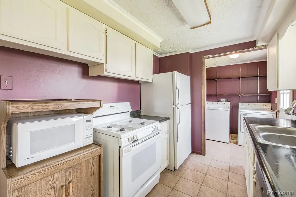9171 Holmes Street White Lake Charter Township MI 48386
