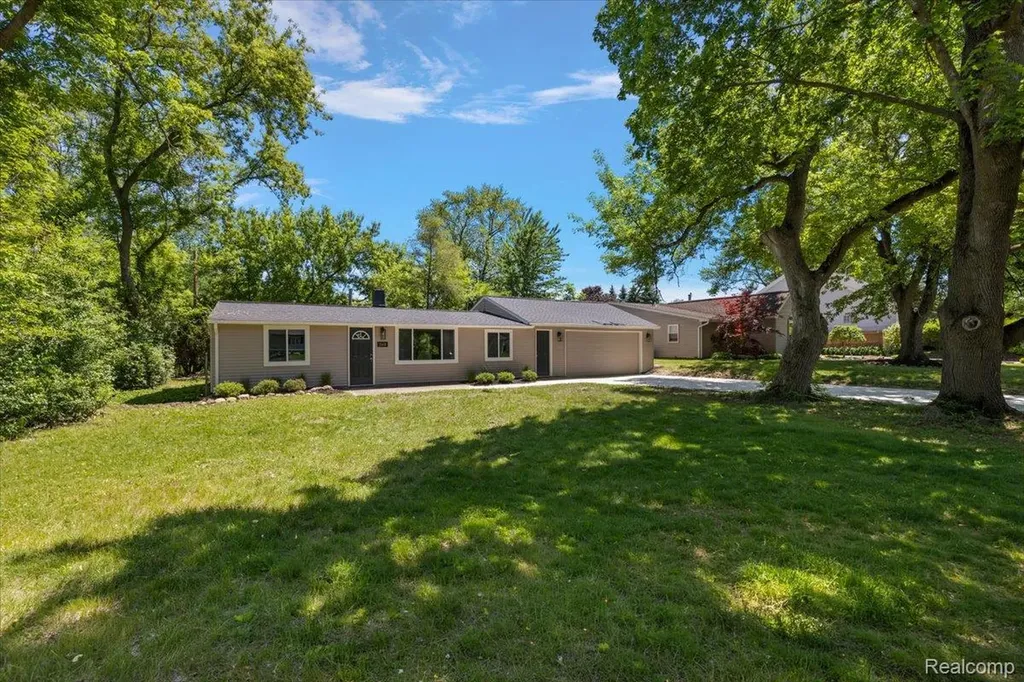 2148 Hoeft Drive Commerce Charter Township MI 48390