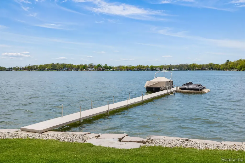12530 Woodhull Landing Fenton Charter Township MI 48430
