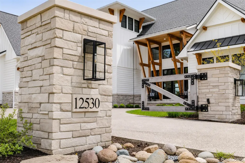 12530 Woodhull Landing Fenton Charter Township MI 48430