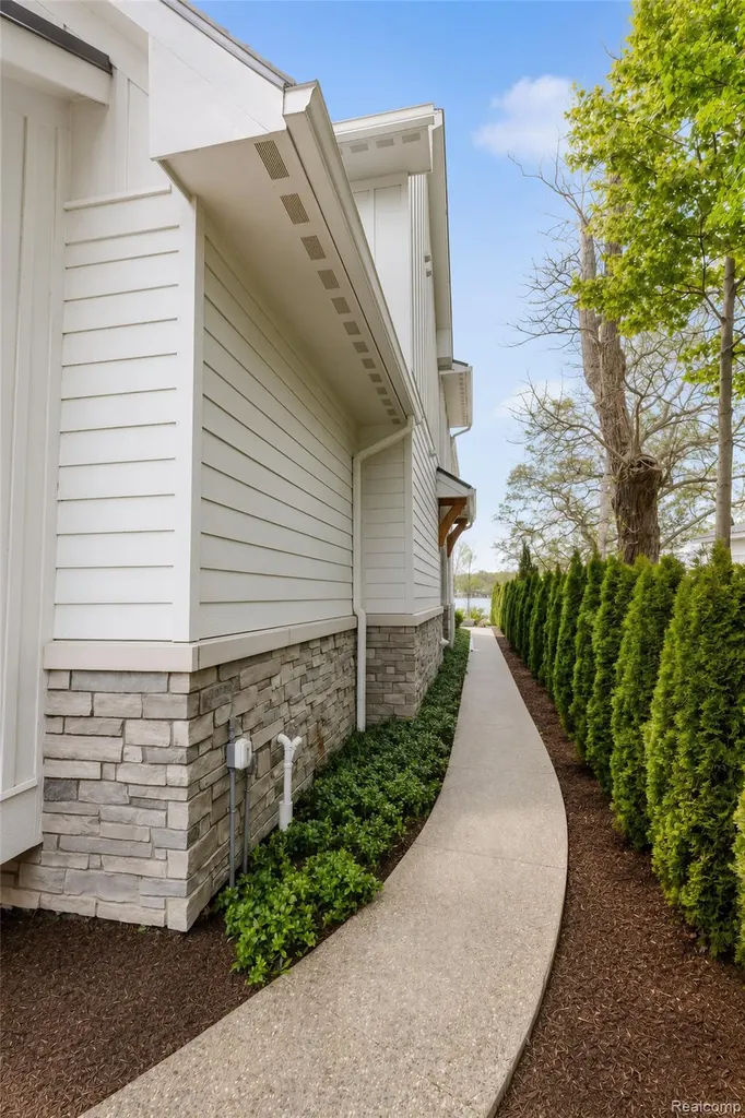 12530 Woodhull Landing Fenton Charter Township MI 48430