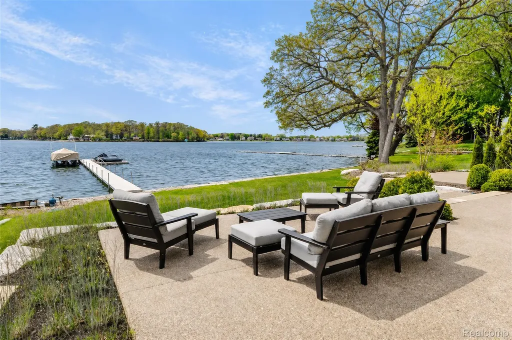 12530 Woodhull Landing Fenton Charter Township MI 48430