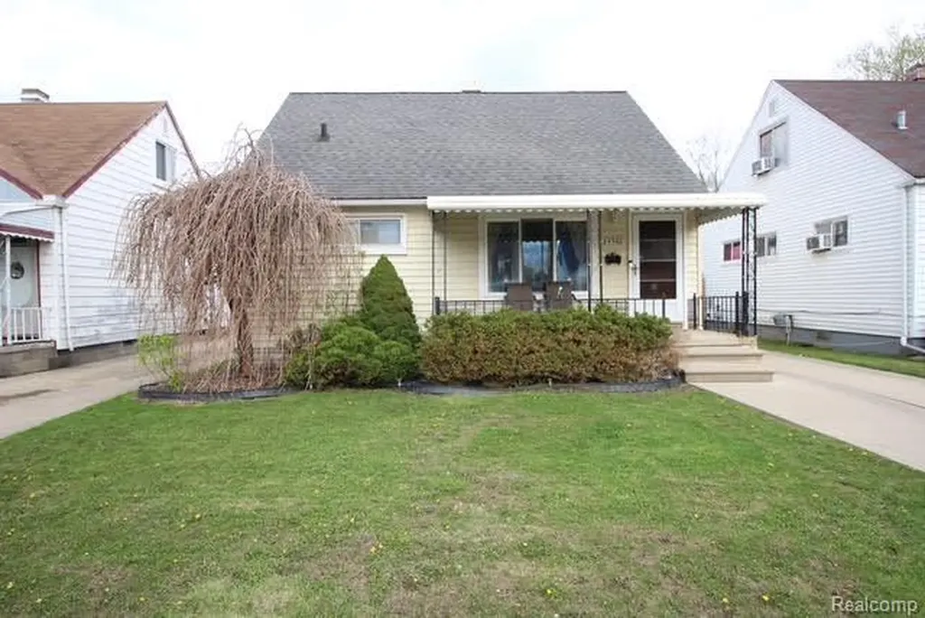 24560 Bolam Avenue Warren City MI 48089