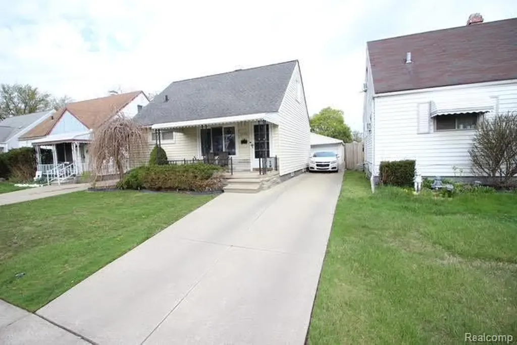 24560 Bolam Avenue Warren City MI 48089