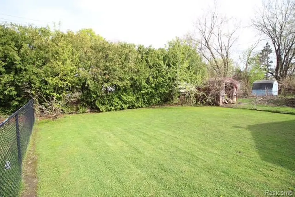 24560 Bolam Avenue Warren City MI 48089