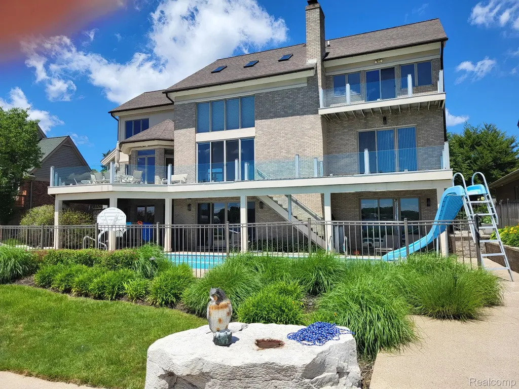 1296 Labrosse Drive Waterford Charter Township MI 48328