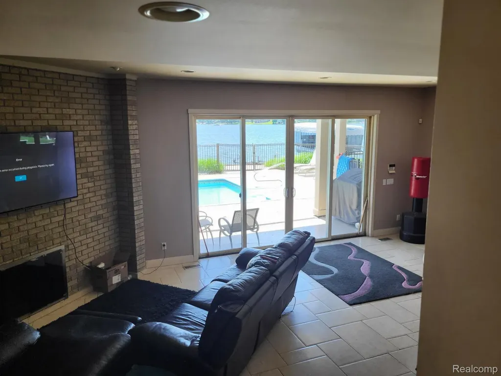1296 Labrosse Drive Waterford Charter Township MI 48328
