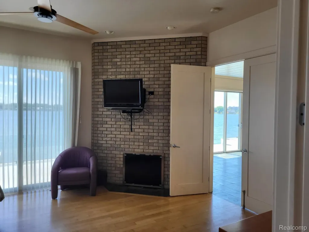 1296 Labrosse Drive Waterford Charter Township MI 48328