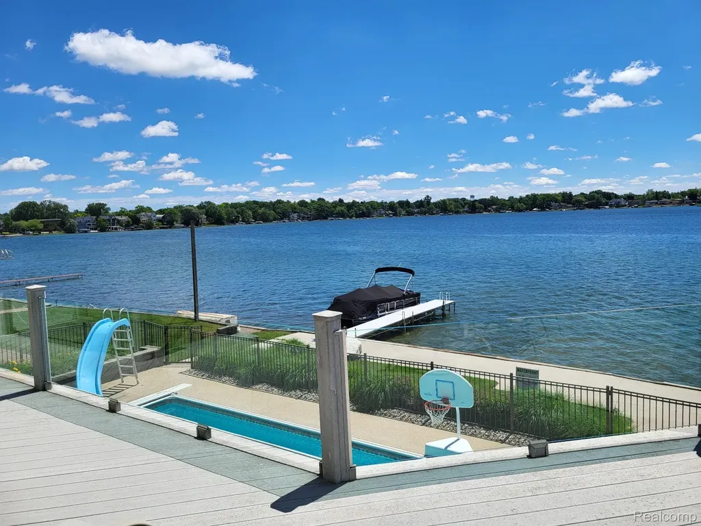 1296 Labrosse Drive Waterford Charter Township MI 48328