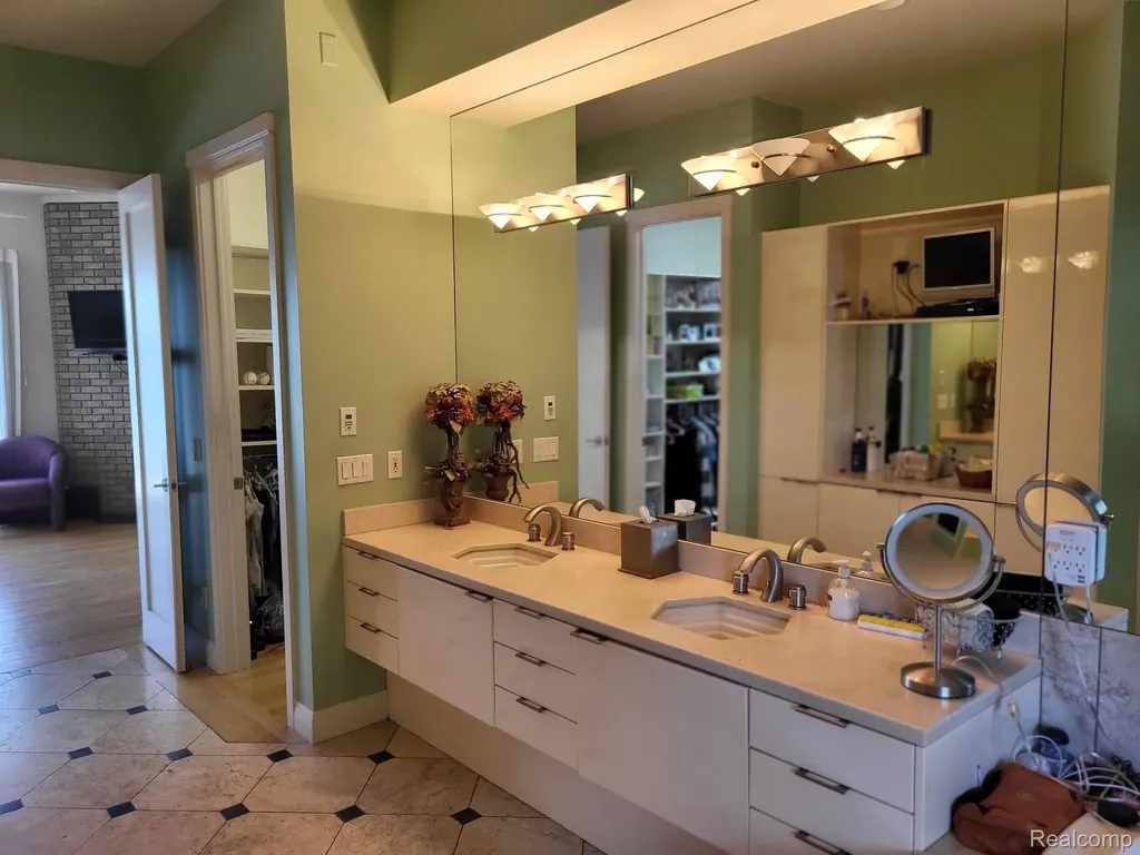 1296 Labrosse Drive Waterford Charter Township MI 48328