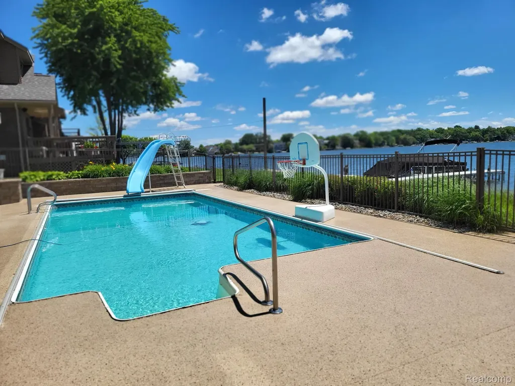 1296 Labrosse Drive Waterford Charter Township MI 48328