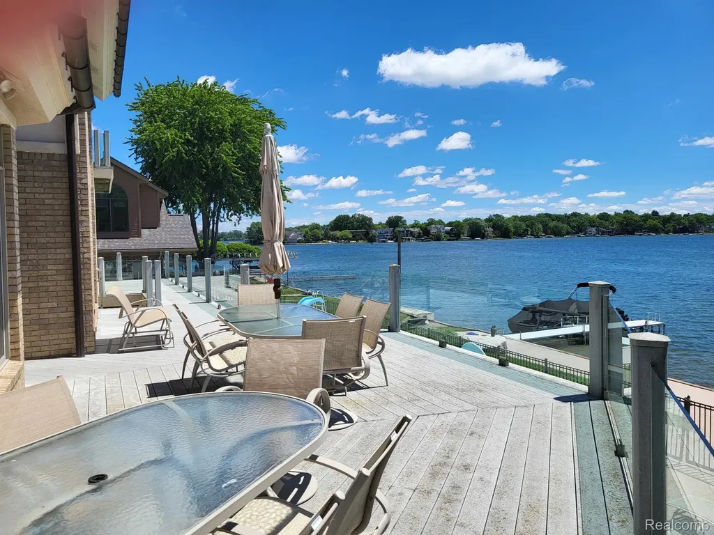 1296 Labrosse Drive Waterford Charter Township MI 48328
