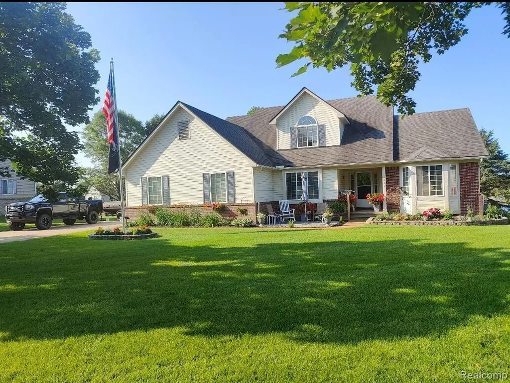 221 Maplewood Drive Brandon Charter Township MI 48348