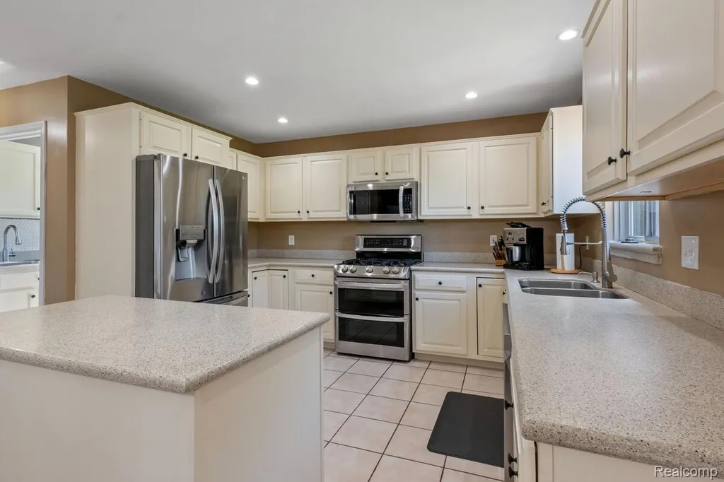 221 Maplewood Drive Brandon Charter Township MI 48348
