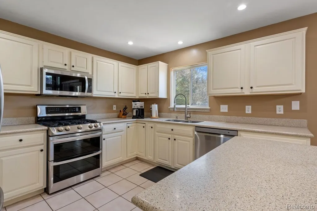221 Maplewood Drive Brandon Charter Township MI 48348
