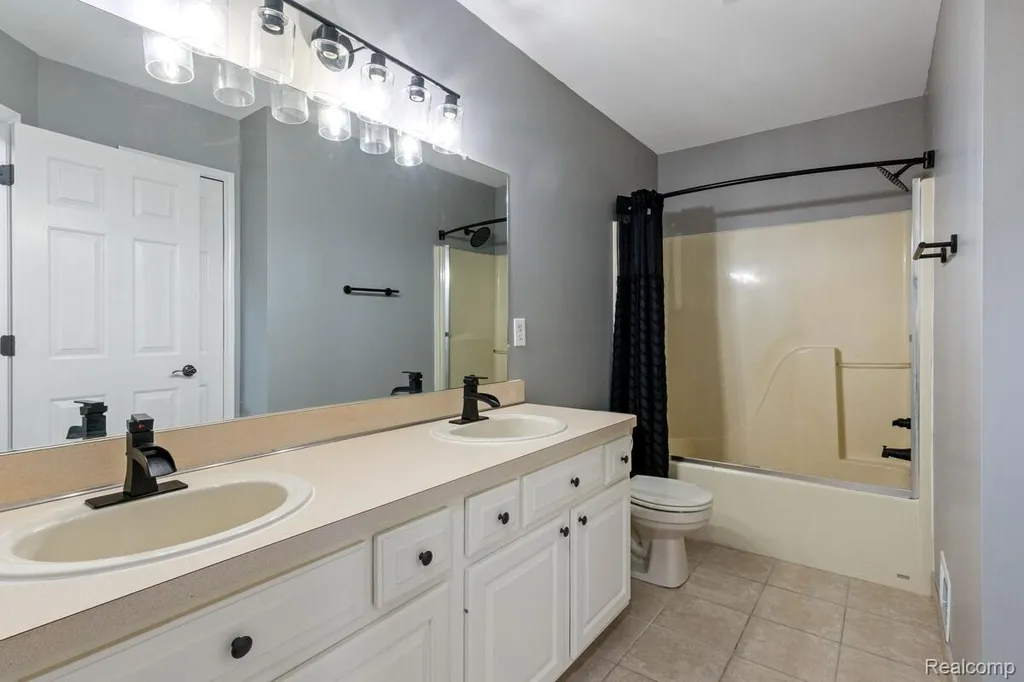 221 Maplewood Drive Brandon Charter Township MI 48348