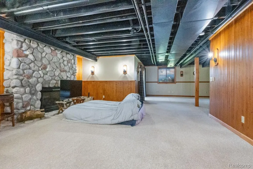 221 Maplewood Drive Brandon Charter Township MI 48348