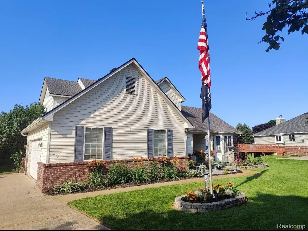221 Maplewood Drive Brandon Charter Township MI 48348