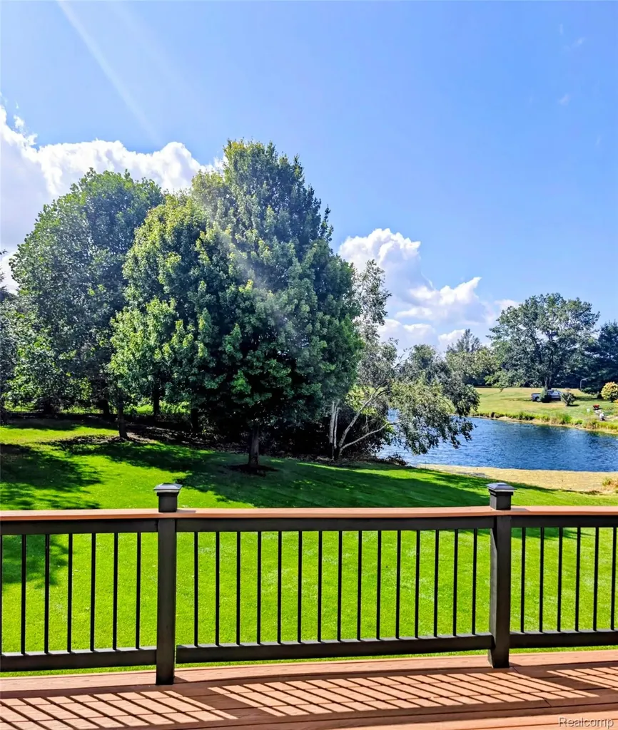 221 Maplewood Drive Brandon Charter Township MI 48348
